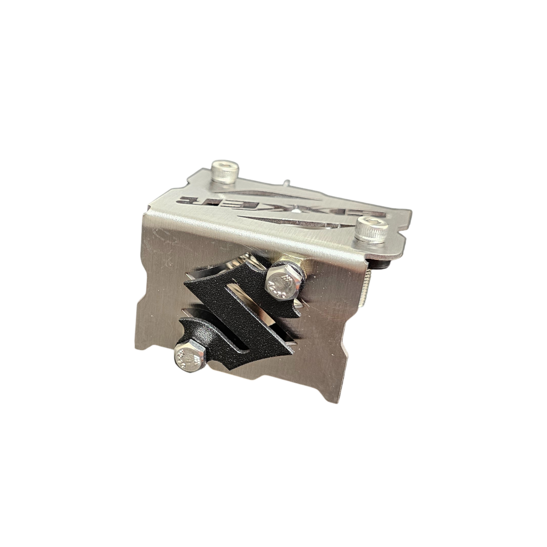 PROTECTOR DE BOMBA O DEPOSITO DE LIQUIDO DE FRENO DELANTERO EN ACERO SUSUZKI GIXXER 150 MV - GIXXER 150 FI - GIXXER 250 FI - GIXXER 150 SF - GIXXER 250 SF