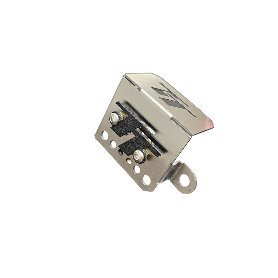 PROTECTOR DE BOMBA O DEPOSITO DE LIQUIDO DE FRENO TRASERO EN ACERO AKT TTR 2014/2024 - TTR 2025 - TTDS - TT 200 2026