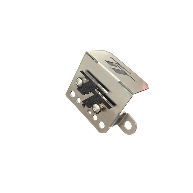 PROTECTOR DE BOMBA O DEPOSITO DE LIQUIDO DE FRENO TRASERO EN ACERO AKT TTR 2014/2024 - TTR 2025 - TTDS - TT 200 2026