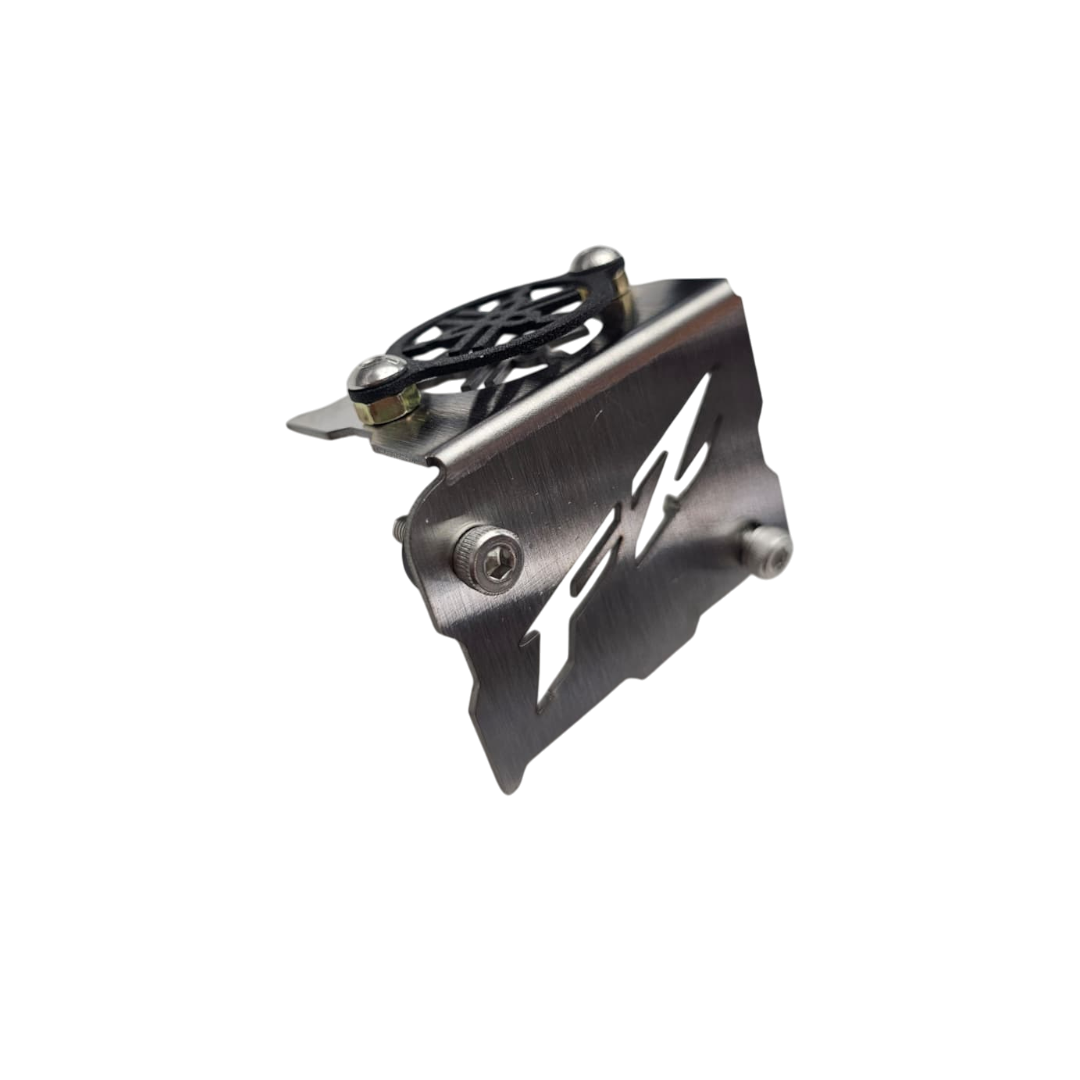 PROTECTOR DE BOMBA O DEPOSITO DE LIQUIDO DE FRENO DELANTERO EN ACERO YAMAHA FZ 3.0 2026 - FZ25 ABS (TORNILLOS CRUZADOS)