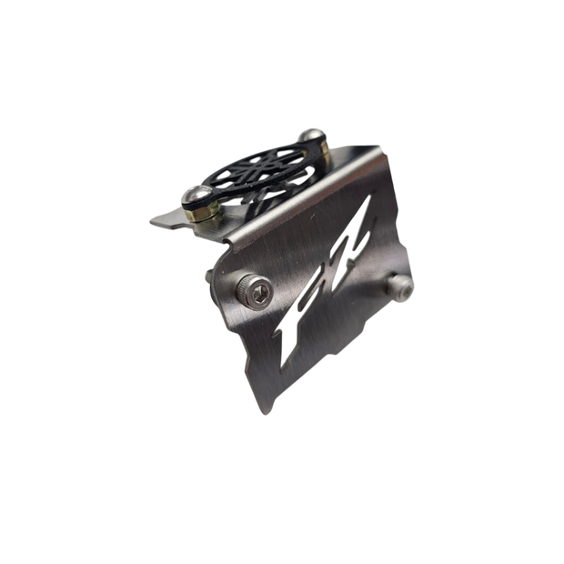 PROTECTOR DE BOMBA O DEPOSITO DE LIQUIDO DE FRENO DELANTERO EN ACERO YAMAHA FZ 3.0 2026 - FZ25 ABS (TORNILLOS CRUZADOS)