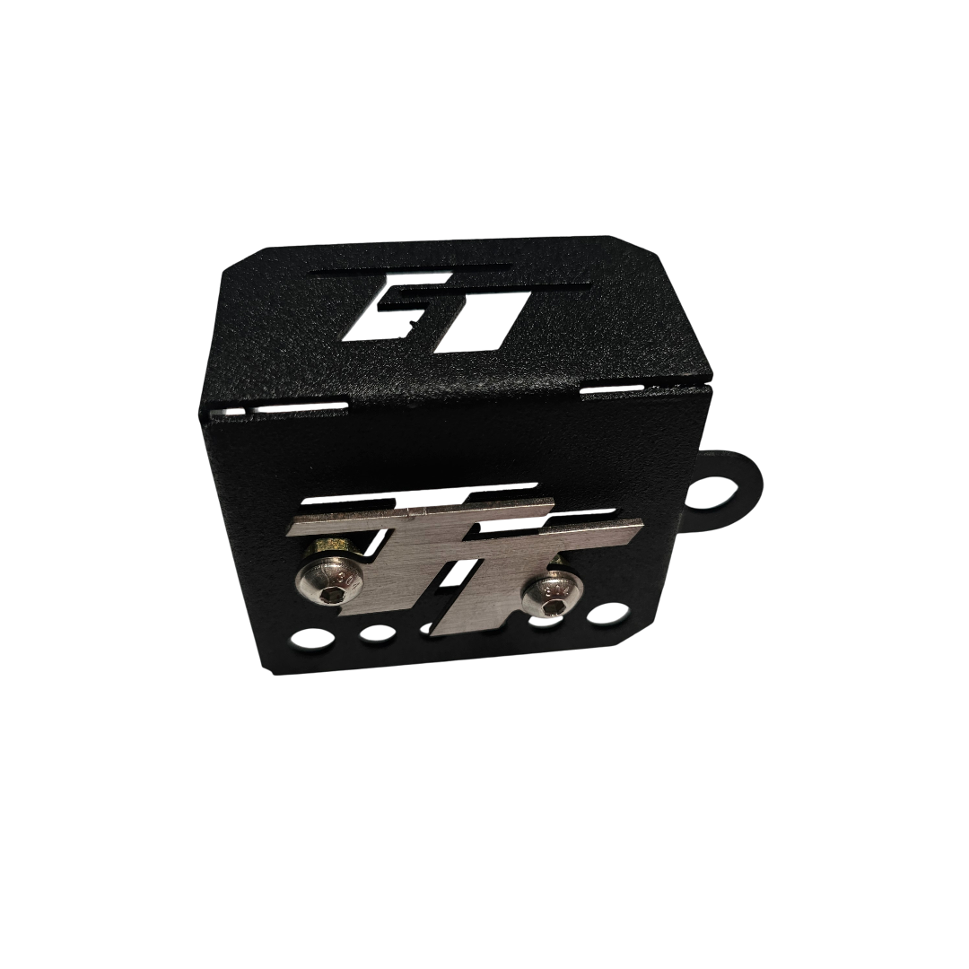 PROTECTOR DE BOMBA O DEPOSITO DE LIQUIDO DE FRENO TRASERO EN ACERO AKT TTR 2014/2024 - TTR 2025 - TTDS - TT 200 2026