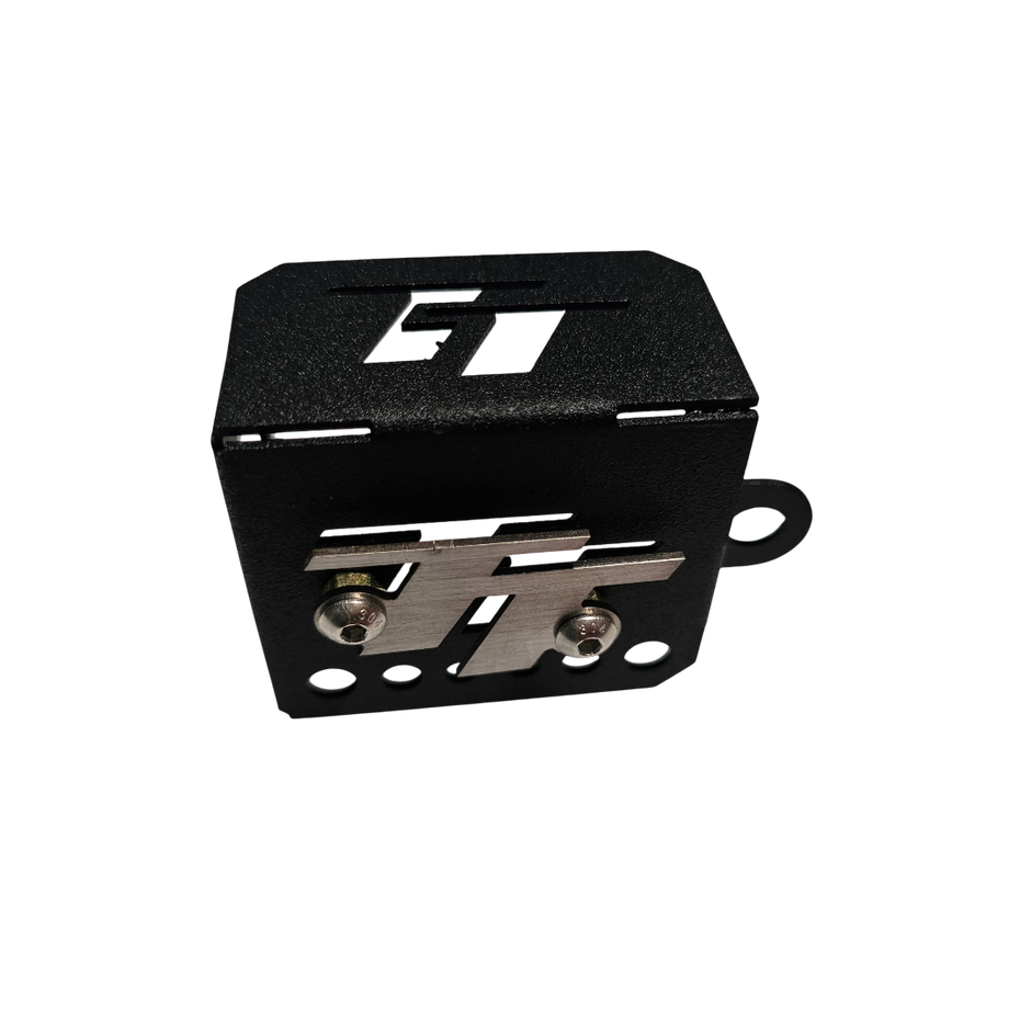 PROTECTOR DE BOMBA O DEPOSITO DE LIQUIDO DE FRENO TRASERO EN ACERO AKT TTR 2014/2024 - TTR 2025 - TTDS - TT 200 2026